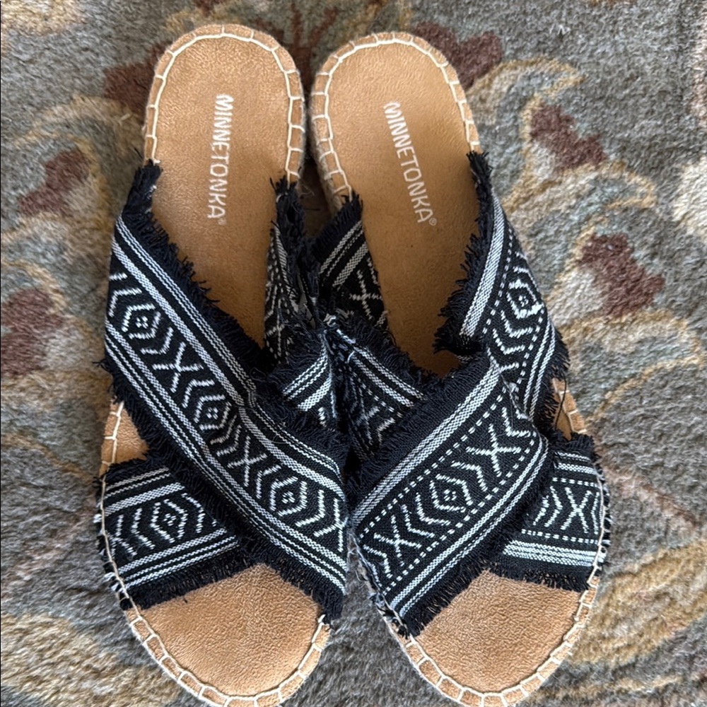 Minnetonka Women's Black and White Sandals